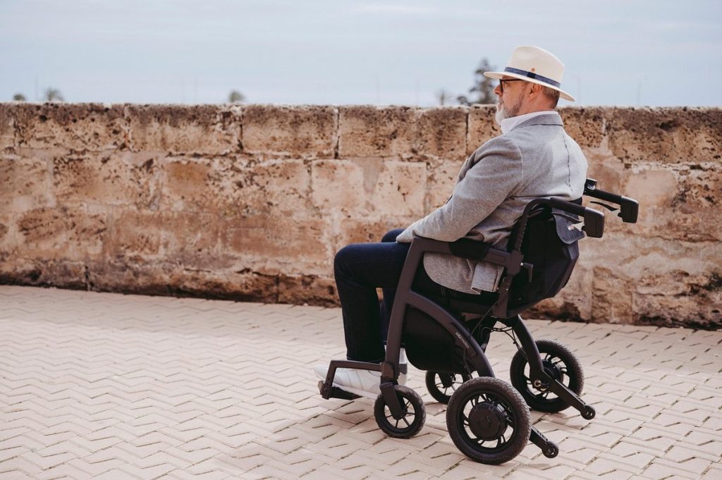 Aides au mouvement pour personnes âgées : un comparatif
