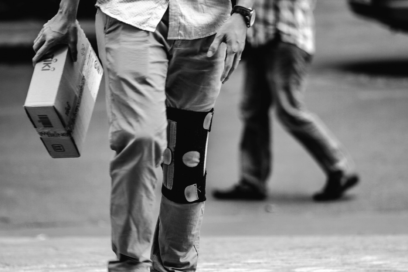 Marche en charge et exercices d&rsquo;appui pour la jambe affectée